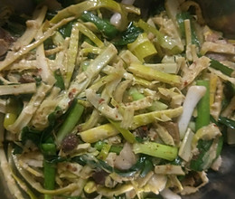 活竹笋炒肉加蒜的做法