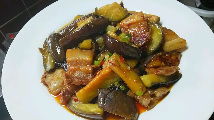 五花肉焖茄子的做法