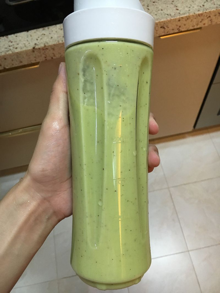 牛油果奇异果香梨豆奶汁的做法