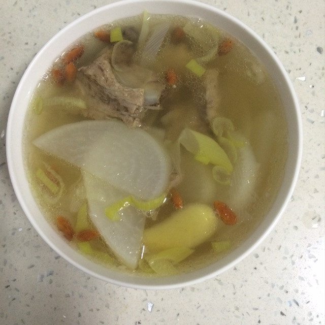 白萝卜枸杞排骨汤的做法