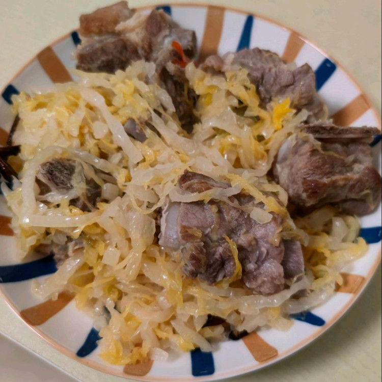 排骨炖酸菜（附蒜酱做法）的做法