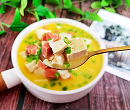 天冷了，给家人做1碗温暖的火腿金沙豆腐的做法