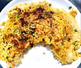 材料简单的泡面鸡蛋饼的做法