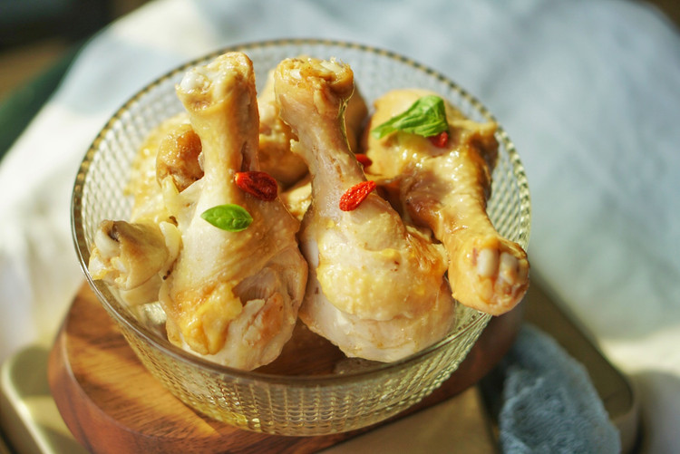 铸铁锅菜｜一枚调味料出品多汁盐焗鸡腿的做法