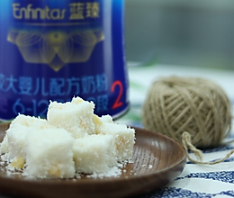 小宝宝能吃甜品吗？答案当然是yes，来一款超级萌的椰蓉黄桃奶的做法
