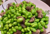青豆炒卤牛肉的做法