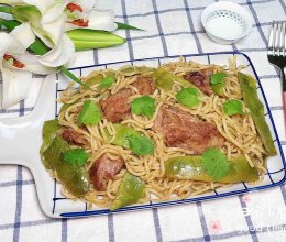 #夏至日，大口吃面#豆角排骨焖面的做法