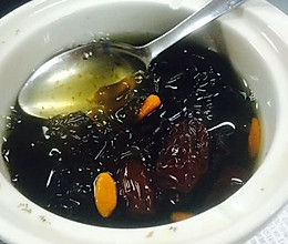 排毒瘦身养颜黑木耳红枣枸杞汤的做法