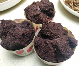 巧克力杯子蛋糕超简单版本。配方记录（可可粉泡打粉无巧克力）的做法