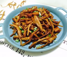 #母亲节，给妈妈做道菜#黄花菜炒五花肉的做法
