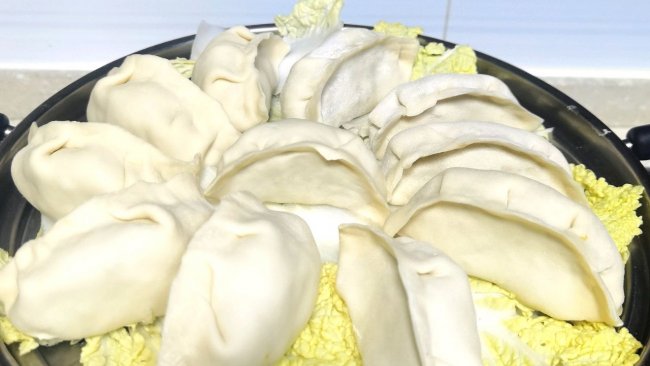 酸菜油梭子大蒸饺的做法