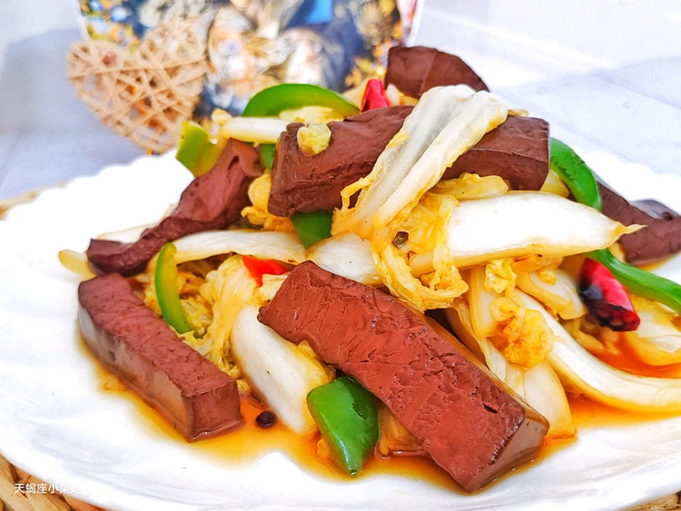 鸭血炒白菜的做法