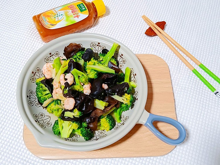 鸡汁西兰花炒虾仁的做法