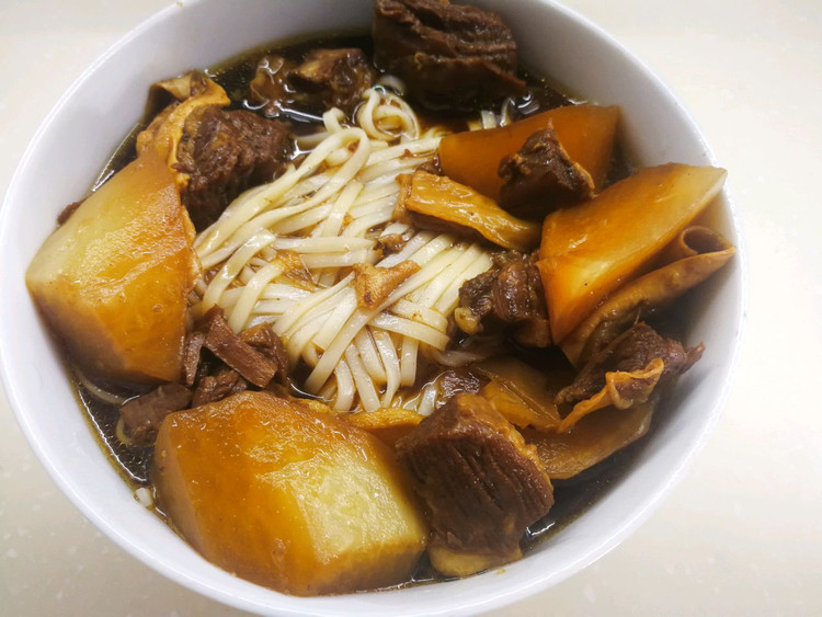 原汁原味的萝卜牛腩面的做法