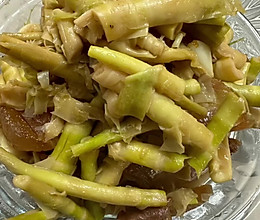 咸肉焖小笋子 鲜香入味的做法