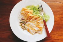 鸡蛋灌饼夹开心果的做法