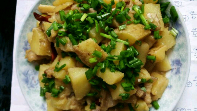土豆烧肉的做法