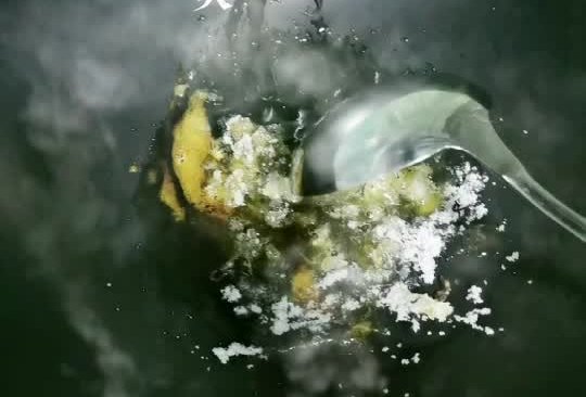 秋天的第一杯焦糖奶茶的做法
