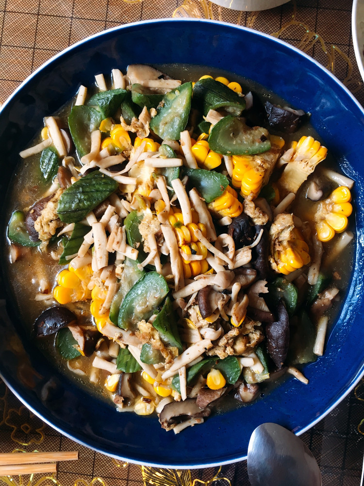 鲜掉鼻子的丝瓜菌汤的做法