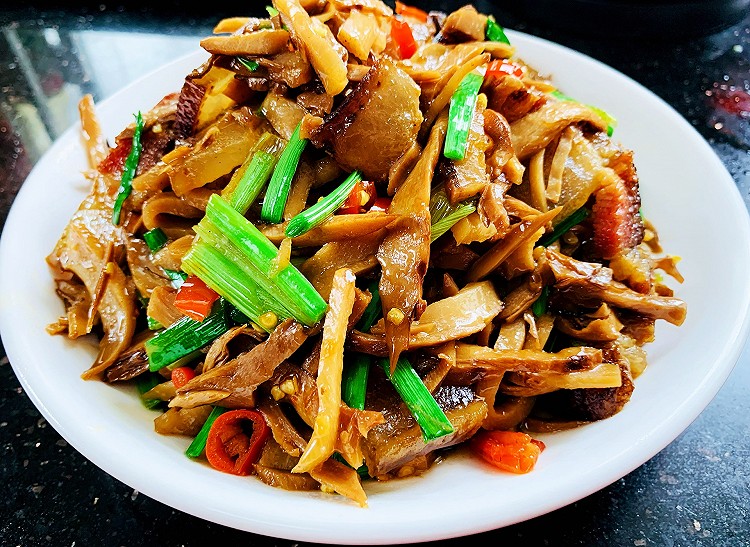烟笋炒腊肉的做法