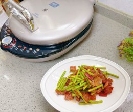 #利仁小钢人电饼铛#蒜苔牛肉粒的做法