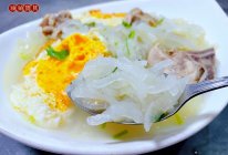 #刘畊宏女孩减脂饮食#排骨煎蛋白萝卜丝汤的做法
