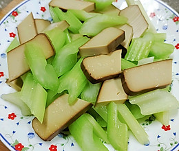 芹菜炒鸡蛋干的做法