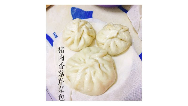 猪肉香菇芹菜包子的做法