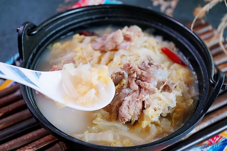 家常东北大骨酸菜汤的做法