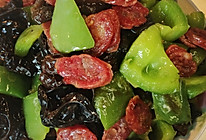 青椒木耳炒腊肉的做法