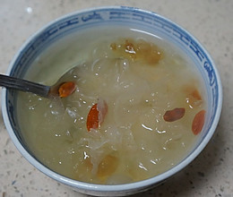 满满的一锅胶原蛋白——银耳桃胶雪莲子羹的做法