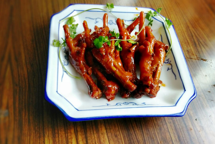 秘制鸡爪～新手也能做出美味的做法