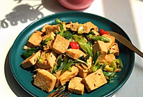 独特孜然烧烤口味的炒冻豆腐的做法