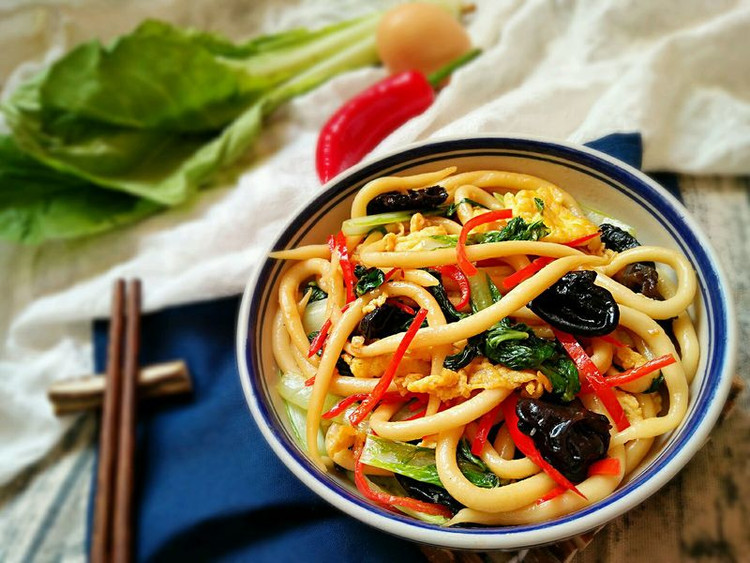 素炒“蛔虫”面的做法