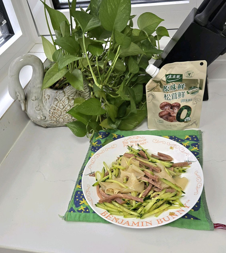 松茸鲜凉拌火腿黄瓜宽粉皮的做法