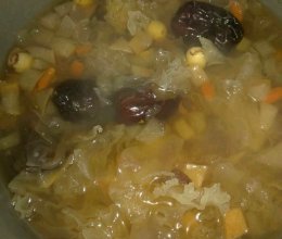 银耳莲子雪梨羹的做法