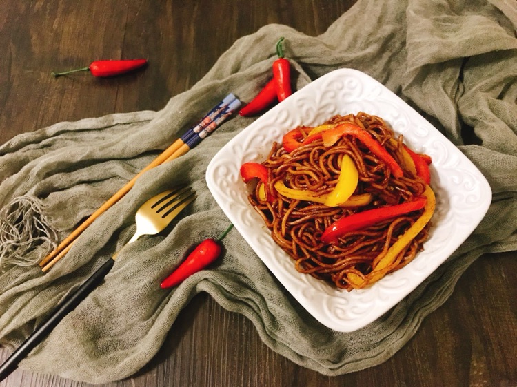 彩椒酱油炒面 无敌好吃的简单快手家常主食宵夜的做法