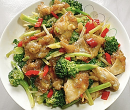 #外婆乡炒出火锅香# 西兰花炒牛蛙的做法