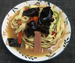 红烧豆皮儿午餐肉青椒的做法