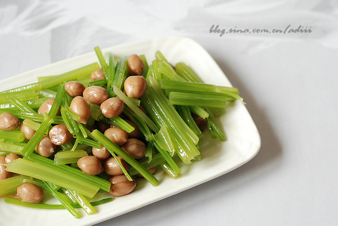 芹菜花生米的做法