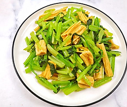 #餐桌上的春日限定#西芹炒腐竹，营养又低脂的做法