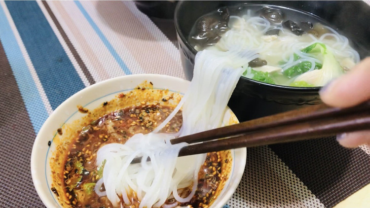 复刻很火的肉茸米线的做法