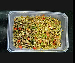 自泡酸豆角炒肉粒的做法