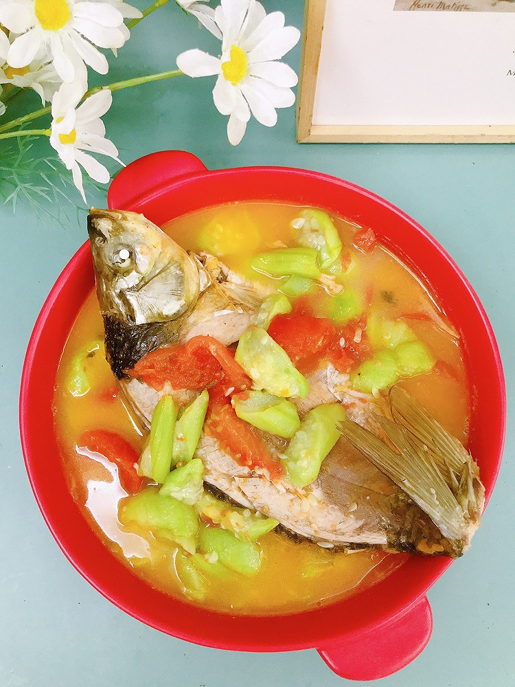 番茄丝瓜鲫鱼汤的做法