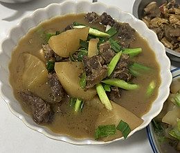 午餐萝卜焖牛腩炒芥菜头的做法