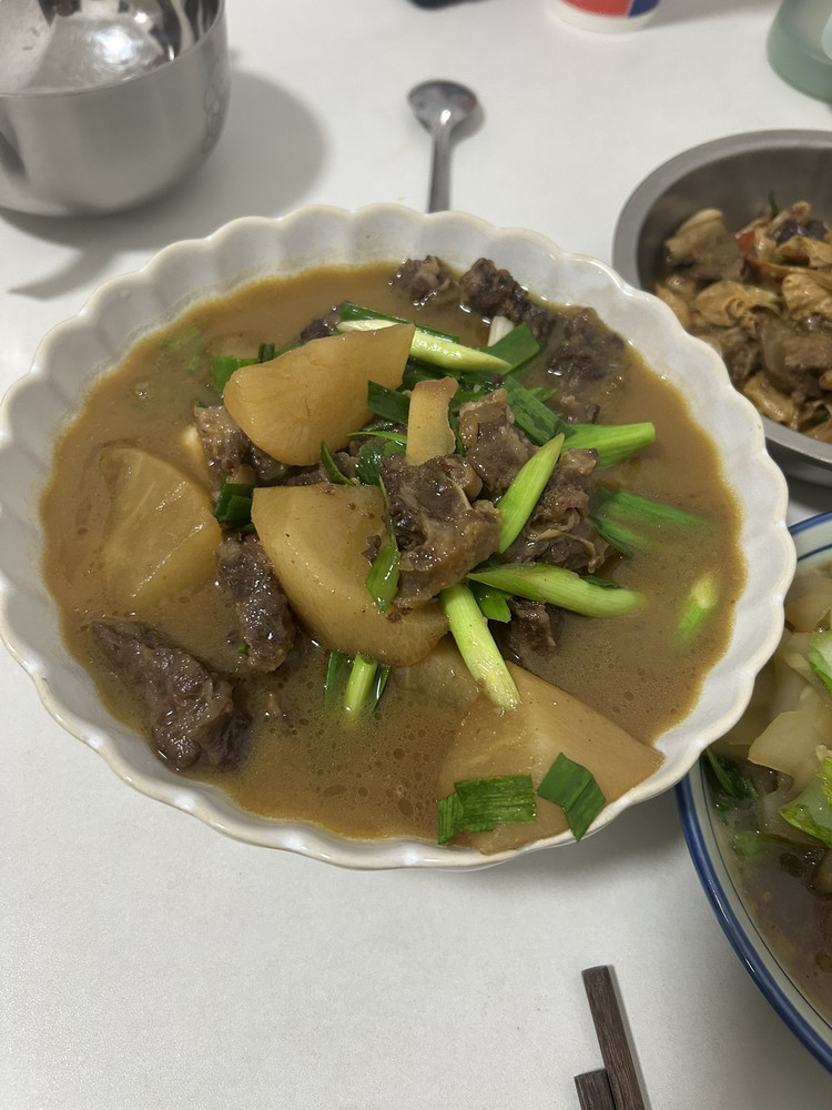 午餐萝卜焖牛腩炒芥菜头的做法