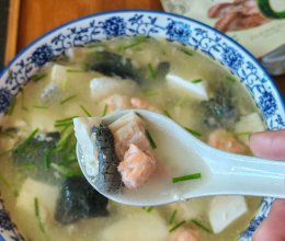#厨房鲜香秘诀,太太乐松茸鲜,一餐一筷见鲜香#三文鱼皮豆腐汤的做法