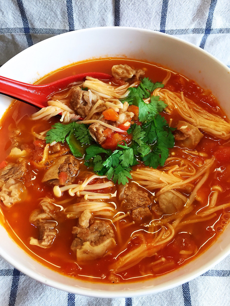 番茄牛腩金针菇汤的做法