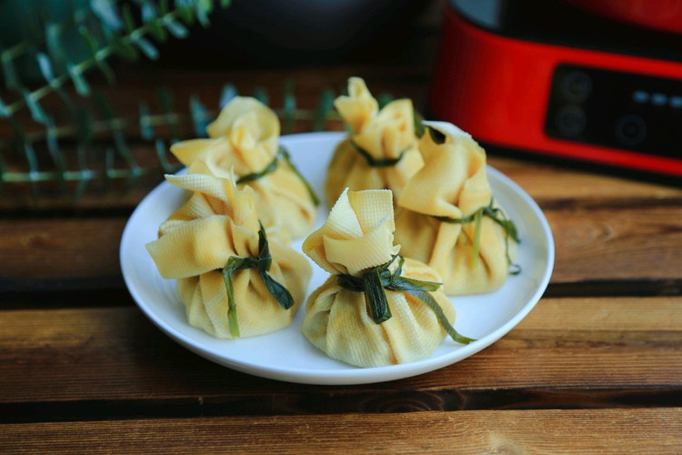 豆皮福袋～胡萝卜肉丸的做法