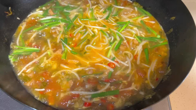 酸汤肉丁米线的做法
